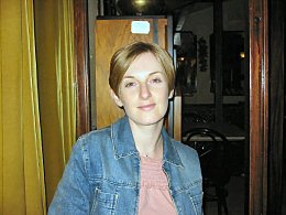 Betrunkene Frau mit blonden Haaren und Jeansjacke