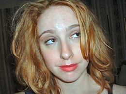 Betrunkene Frau mit rotblonden Haaren in Nahaufnahme